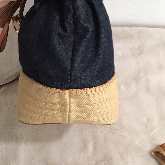 EUC. MICHAEL KORS Denim Blue Drawstring Straw Bucket Top Handle/Crossbody Bag - Picture 4 of 16